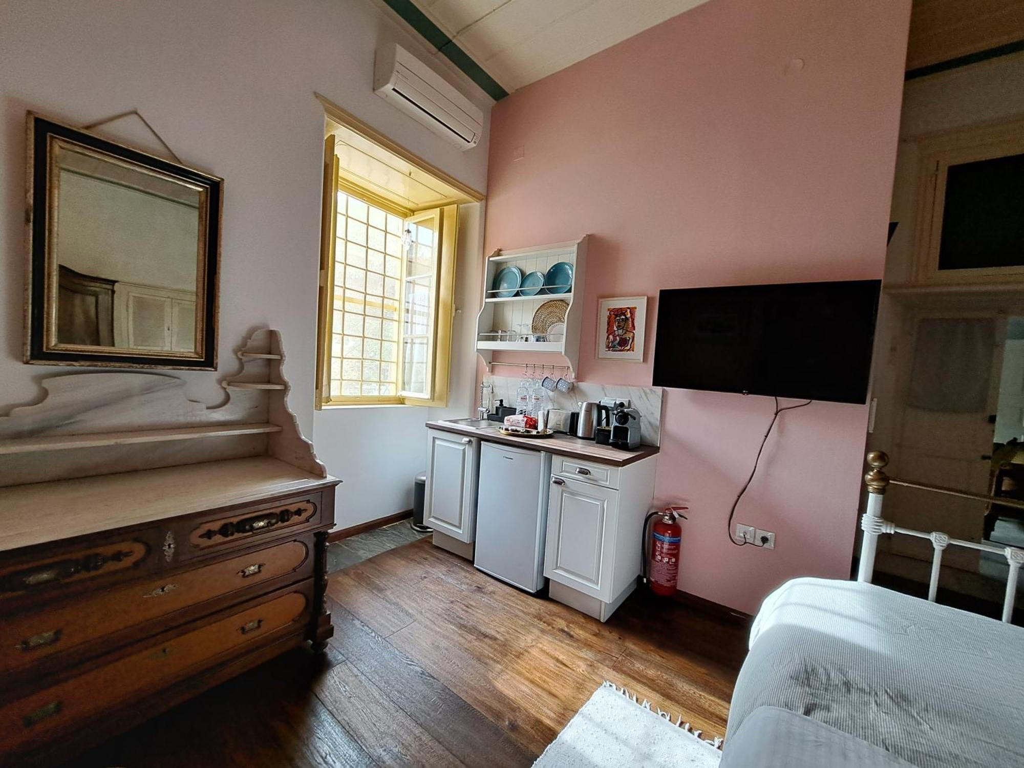 Rafalias Mansion Hydra  Room photo